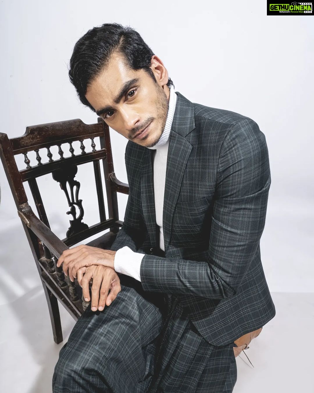 Vishak Nair Instagram - Einar 🍀 --------------------------------------------------------------------------- Shot by @shajeerzeer Associate @koshi____ Technical Assistant karthi_shots Edited by @thenomadtrails Styled by @styledbyzoya_ Outfit @men_in_q_wedding Makeup n hair @alagne_signature Production designer @iwannabeapanda Footwear @brog_ernakulam Studio @studio_maxxo @maxxocreative