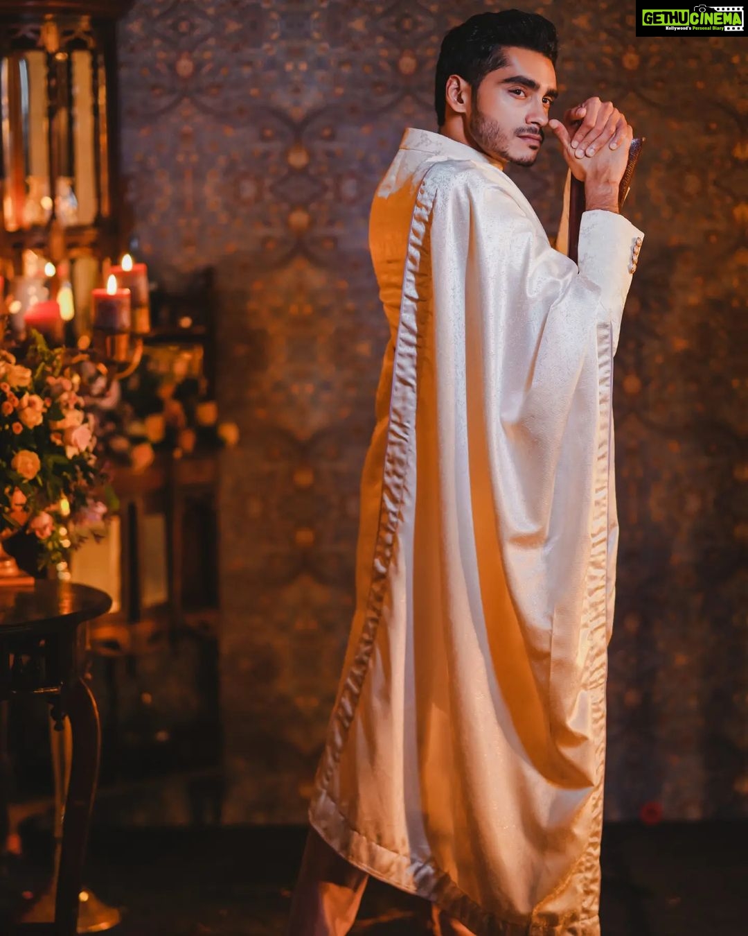 Vishak Nair Instagram - Who brings a gun to a wedding reception? This guy! That's who! 🤴 Photography by @lightsoncreations Decor by @happinessproject_byloc Styled by @styledbyzoya_ Outfit @men_in_q_wedding Footwear @brog_ernakulam MUA @soorajskofficial