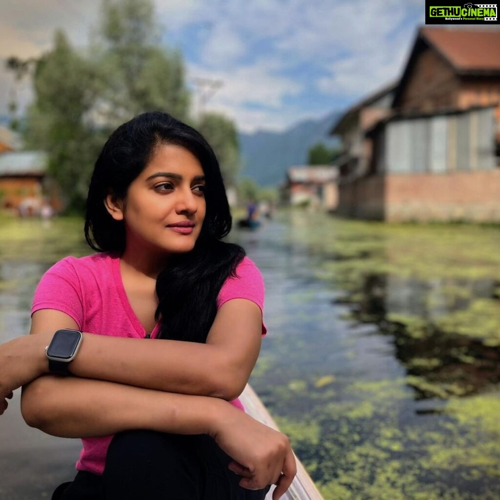 Vishakha Singh Instagram - Preproduction work can be quite a lot of fun. Had a wonderful time on my first trip to Srinagar this weekend, combining work and play! ⚽️🚣‍♂️ Took a fantastic Shikara ride on the iconic Dal Lake and soaked in the beauty while scouting locations for our upcoming sports web series. Srinagar's economic growth in the last few years is encouraging 💼💪 The people were simple– their hospitality and down-to-earth nature won me over. Two food places that impressed me : Cafe Liberty, where I had the best downtime with delicious food and cozy vibes, and Lhasa Restaurant, a fusion food paradise. 🍛🍻 The weather was perfect, local line production facilities very professional , locations were stunning. It’s no wonder film making has resumed in the valley. The Jammu and Kashmir government has placed the licensing system under the Public Service Guarantee Act as part of the new film policy (PSGA). The JK administration has a set deadline of 30 days in which to grant filmmakers' permission. Moreover, a single-window system has been implemented to make things simpler for the producers. Filmmakers can submit online requests for authorization. Look forward to more travels. If you have been to Srinagar or other areas of Kashmir, do share your reccos! My pic courtesy : apna @umangvyasofficial #Simaabhashmi and the legendary @maheshmathai Srinagar, Jammu and Kashmir