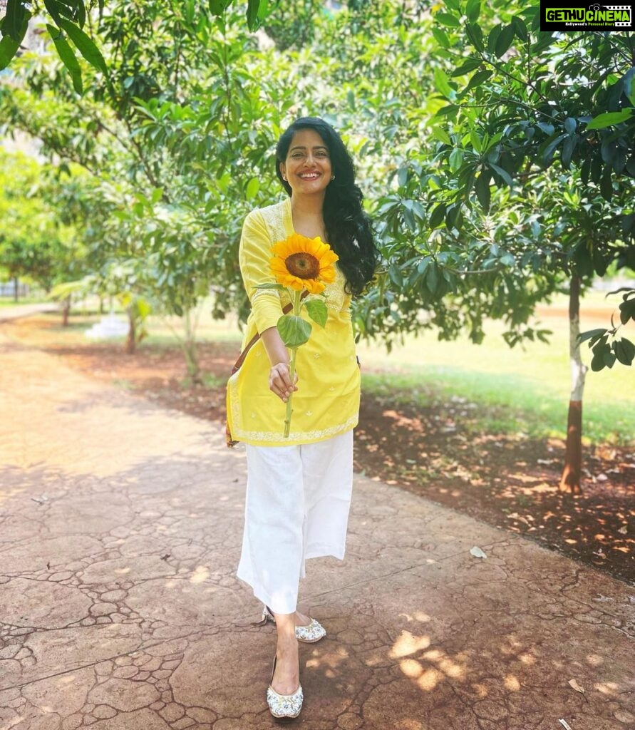 Vishakha Singh Instagram - Summer, Sunshine and Sunflower☀🌻