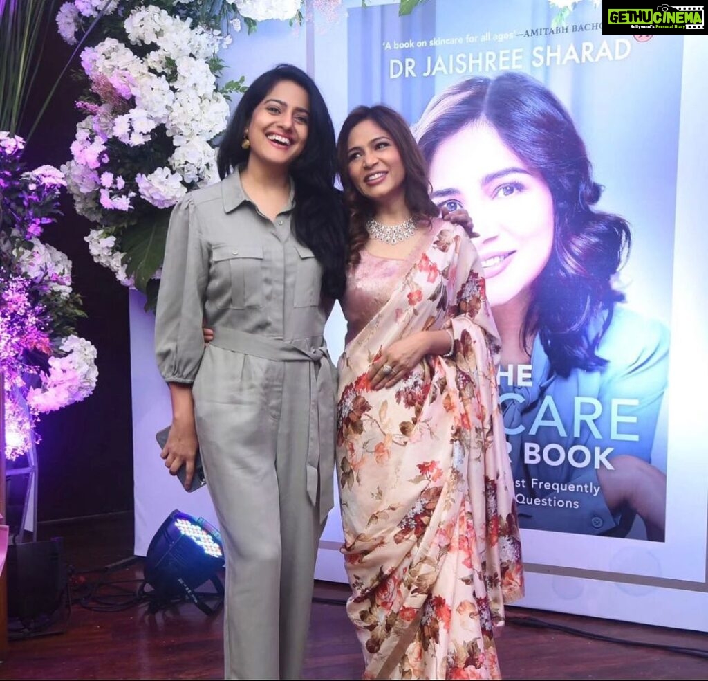 Vishakha Singh Instagram - When your bestie launches her 3rd best seller , #theskincareanswerbook , and you beam with pride ❤️ @drjaishreesharad congratulations once again darling on achieving this feat. Shine on ❤️ Escobar-Mumbai