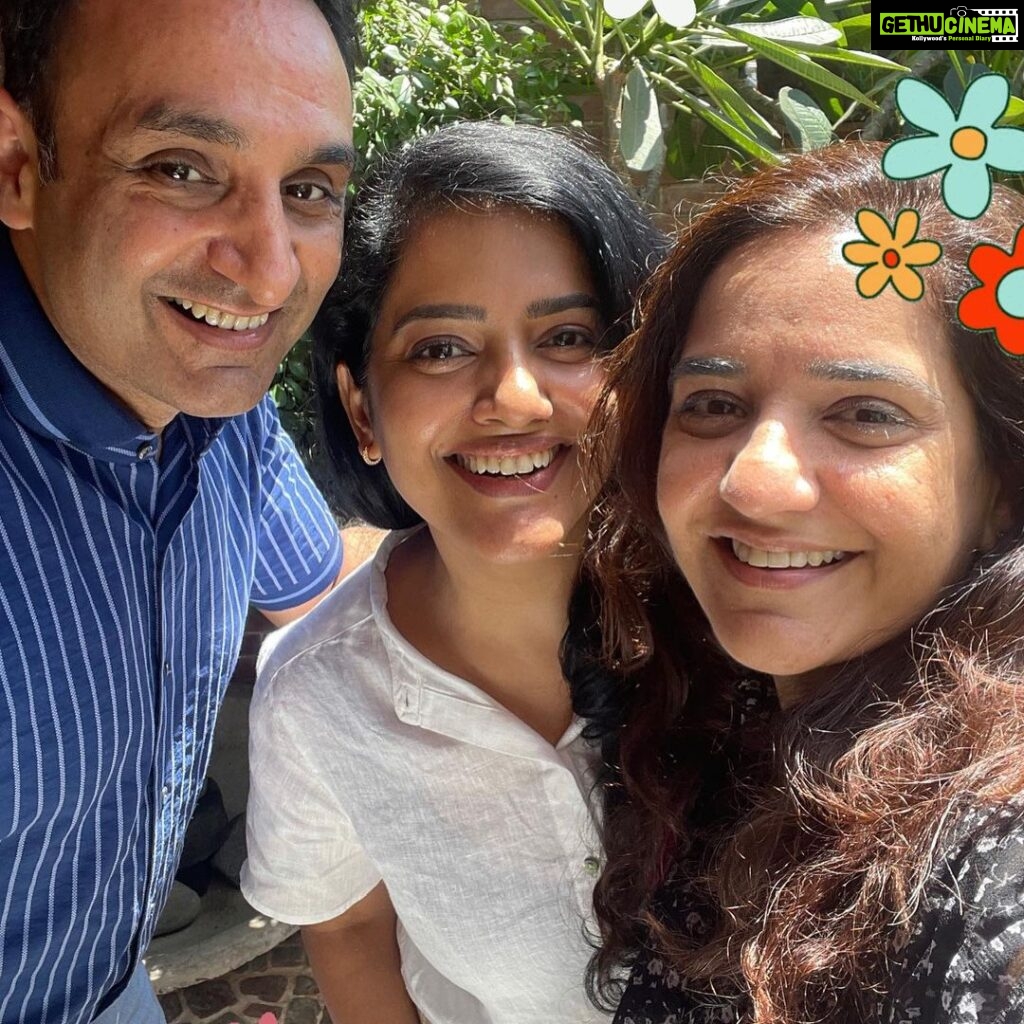 Vishakha Singh Instagram - Because some friendships in life require no filter ❤ @nanhey spoiling me as always and Atul Goel (not on social media) being his unique lovely self. Heart and tummy both full🤗 #weekendvibes #friendslikefamily #nofilter #chaddibuddies Colaba, Maharashtra, India