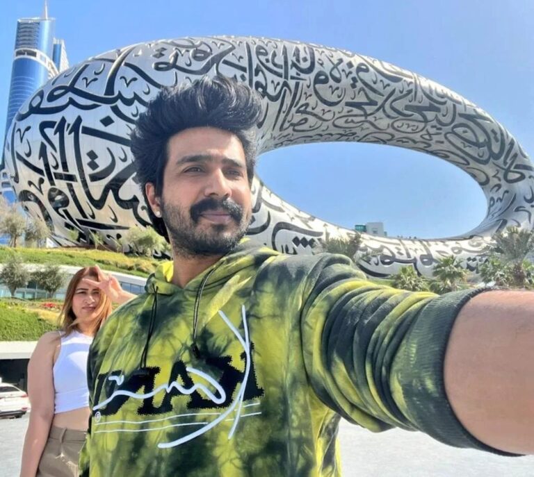 Vishnu Vishal Instagram - Sumtyms even when you are on a holiday you r still working..😭 Pictures are deceptive n can convey otherwise.. Gettin ready for 3 big announcements this march🤫🤫💪💪 @vvstudioz loading.... PS: Book your tickets online before you go to the museum. We didn and we got just d pics.