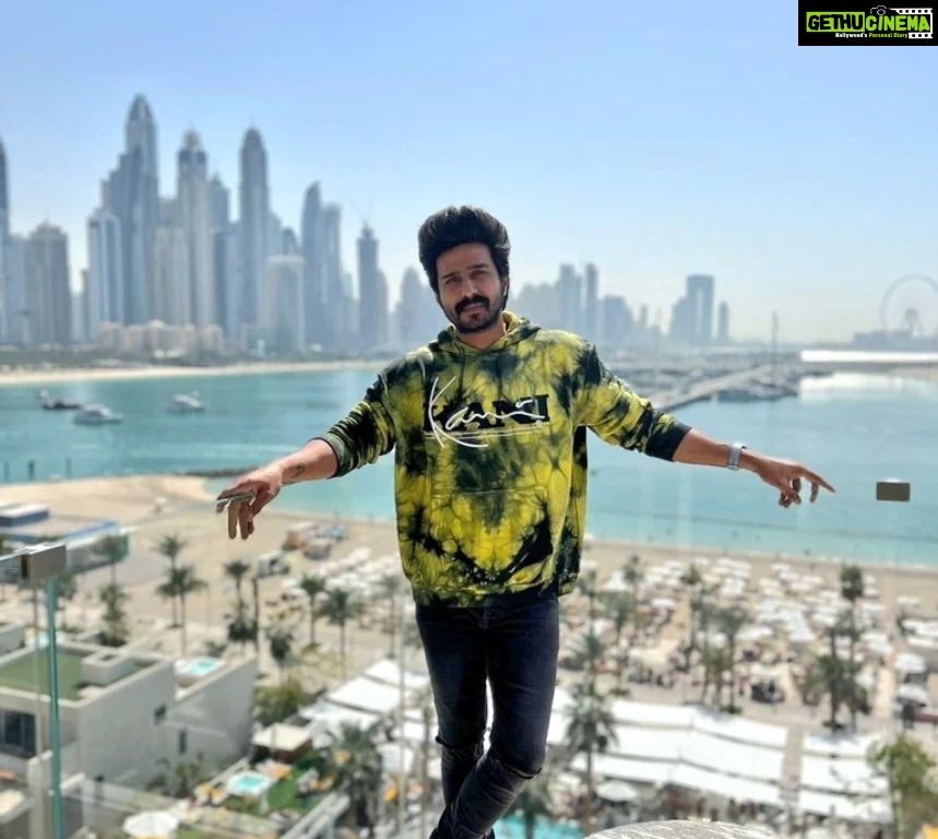 Vishnu Vishal Instagram - Sumtyms even when you are on a holiday you r still working..😭 Pictures are deceptive n can convey otherwise.. Gettin ready for 3 big announcements this march🤫🤫💪💪 @vvstudioz loading.... PS: Book your tickets online before you go to the museum. We didn and we got just d pics.