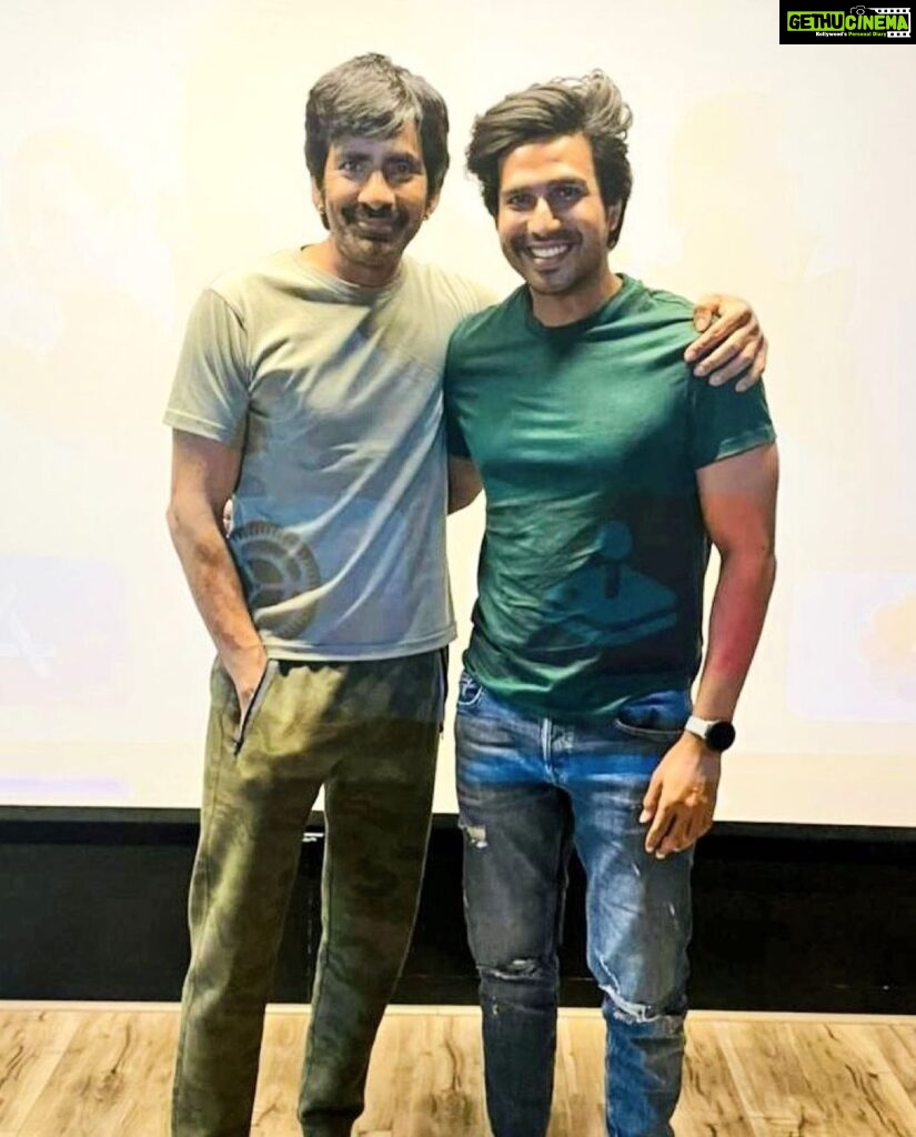 Vishnu Vishal Instagram - With The #MassMaharaja @raviteja_2628 sir.. Starting the year with a fantastic collaboration.. A super positive actor and great human being... Someone who believed in me right from our first meeting.. Official details soon:) But right now time to stay safe and stay strong🙏