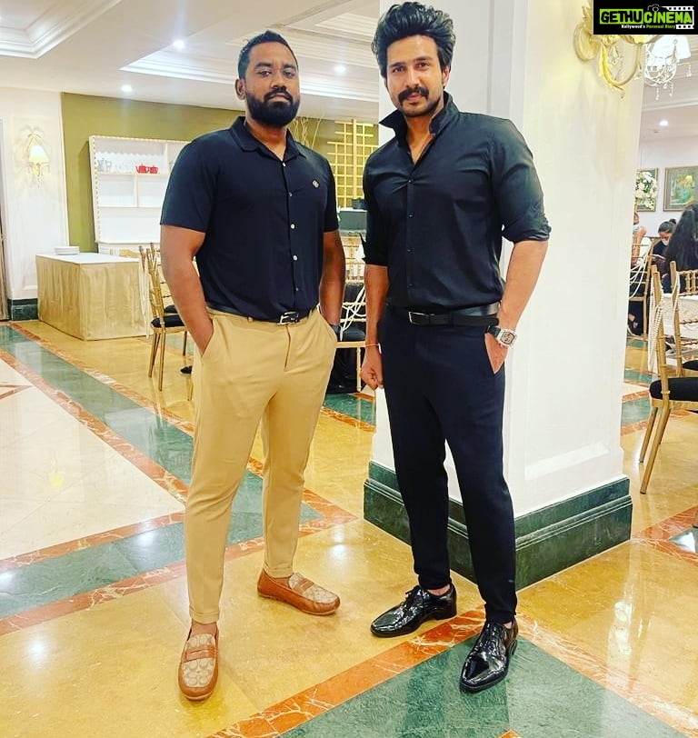 Vishnu Vishal Instagram - #swag #friendswedding @coachhariprasad