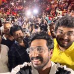Vishnu Vishal Instagram - Housefull shows :) #GattaKusthi Semmaaa happy:) #Kamalacinemas