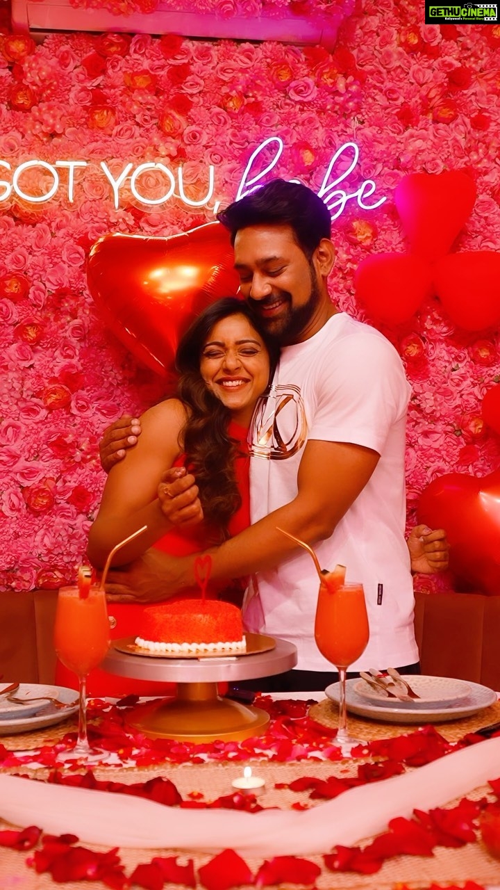 Vithika Sheru Instagram - Happy Valentines Day ❤️ @itsvarunsandesh Love Is All Around New Episode Out Now Link In My Bio . . Place - @lavieenrosecafehyderabad Thank you so much for your love & hospitality, had a great experience being here…loved every bit of it ❤️