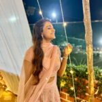 Vithika Sheru Instagram - Eyes Full Of Stories, Heart Full Of Memories 💘 . Outfit- @varunchakkilam Earrings-@alluringaccessories.a2