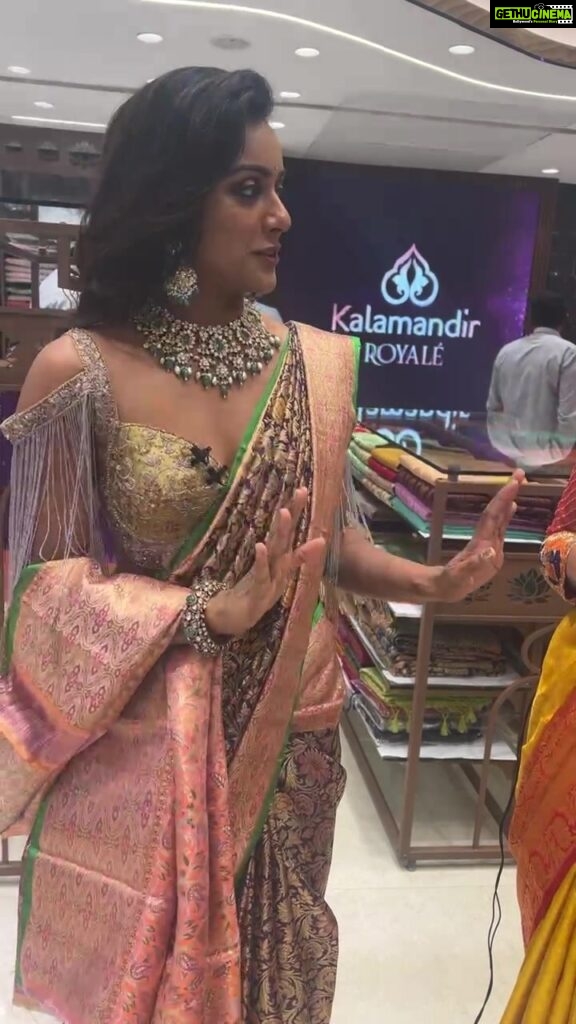 Vithika Sheru Instagram - Watch Wedding Collection at KALAMANDIR ROYALE @kalamandirroyale For any queries regarding sarees and prices, drop a message on WhatsApp number: 9456 9456 33 Jubilee Hills