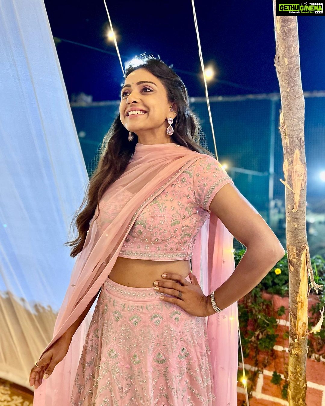 Vithika Sheru Instagram - Eyes Full Of Stories, Heart Full Of Memories 💘 . Outfit- @varunchakkilam Earrings-@alluringaccessories.a2