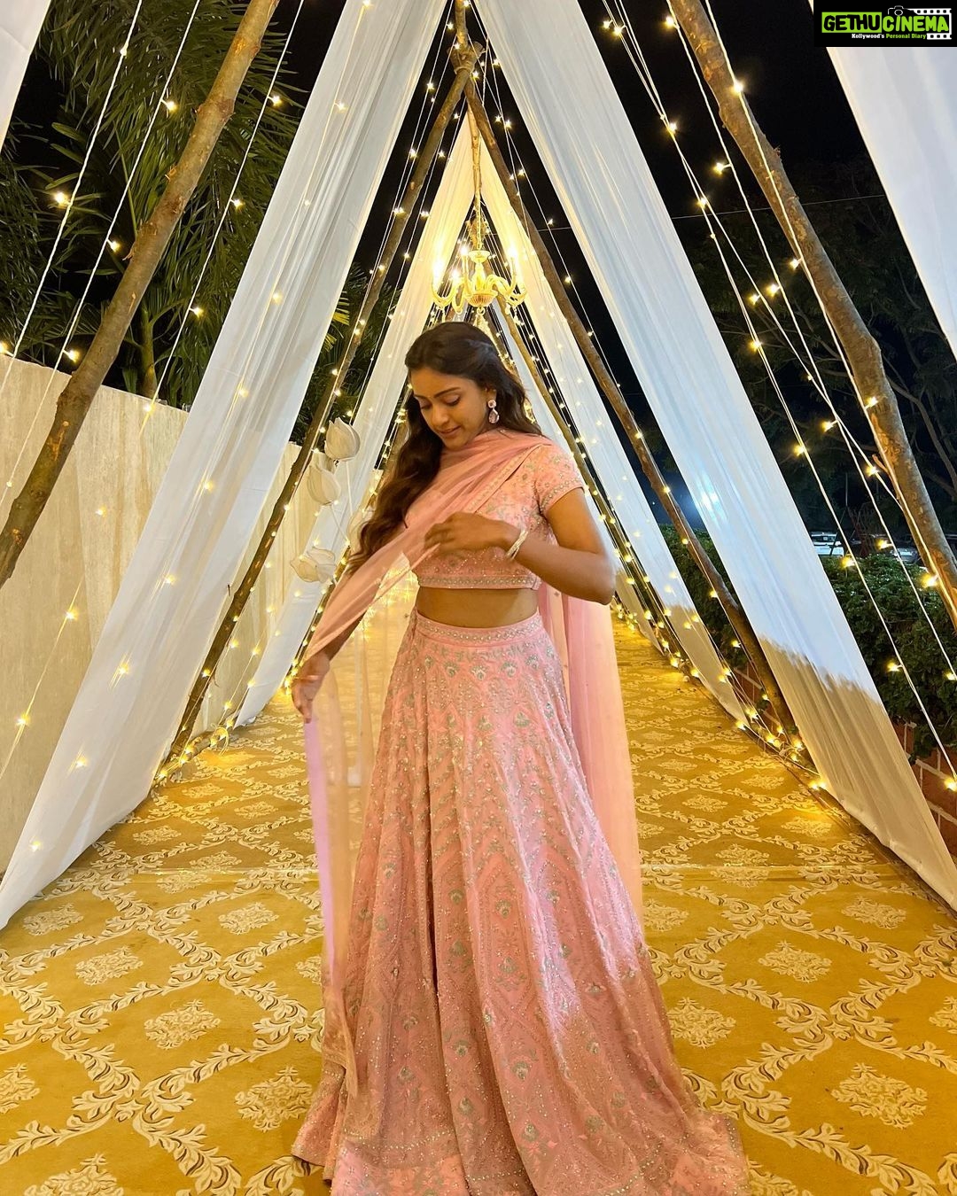 Vithika Sheru Instagram - Eyes Full Of Stories, Heart Full Of Memories 💘 . Outfit- @varunchakkilam Earrings-@alluringaccessories.a2