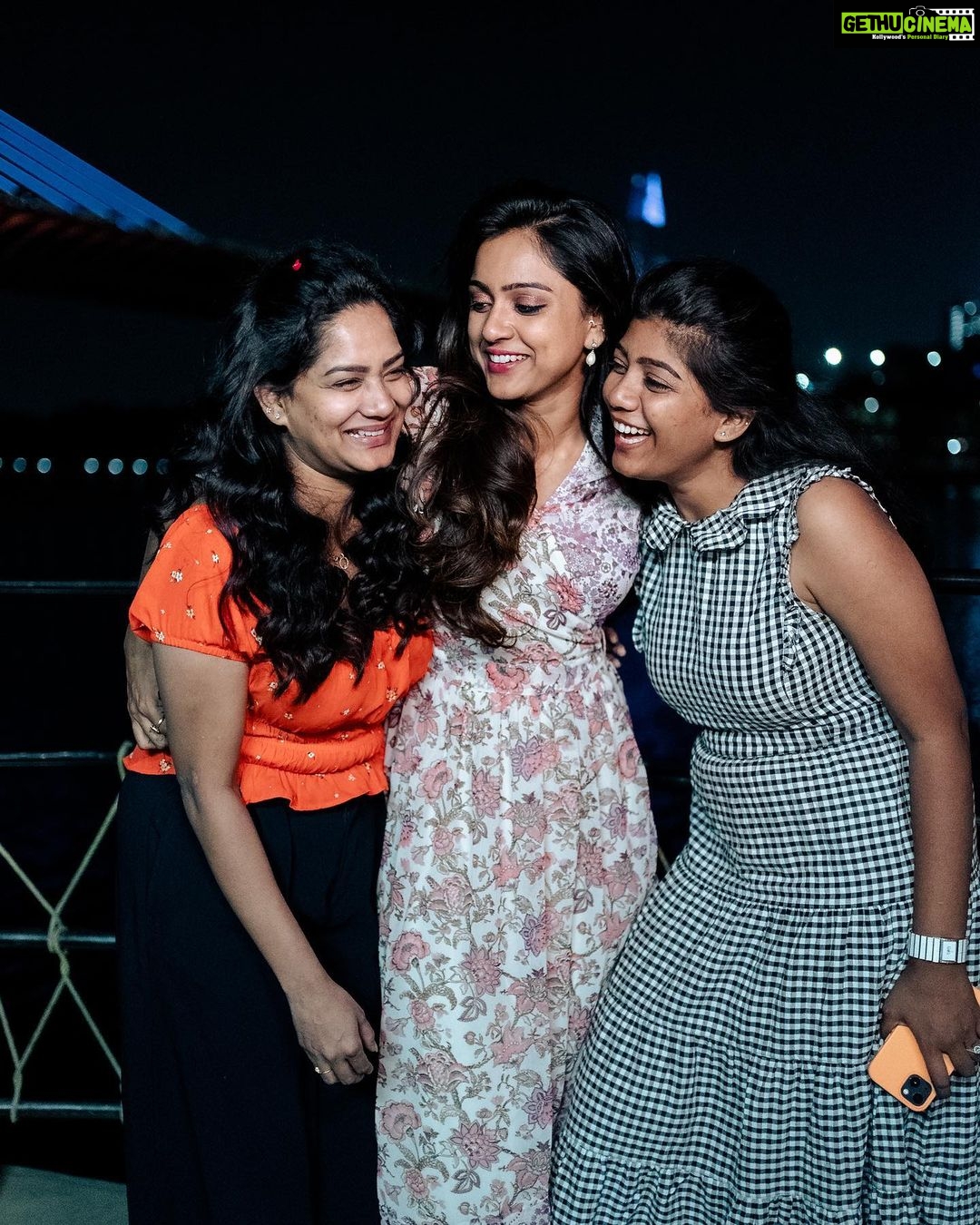 Vithika Sheru Instagram - Thankful, Grateful And Blessed To Have All Of You In My Life❤️ @itsvarunsandesh @mr.noelsean @krithikasheru @priya.0206 @nihita.raju @sudhir0593 @krishna_422 @bhargavikunam @alekhyaharika_ @nikhilvijayendrasimha @ashmita_9 @jannu.sudhir @gokul_menon.official @dr.sindhureddy @amrithagaddam @dr_apuroopa_gaddam @vivek.sriraj @khaja.nature . . . . PC - @teamartviewworks Decor- @thewishtree_surprisingpeople Food - @krishnapatnam_kitchen Cake - @cakesnhugs Durgam Cheruvu Spl Bridge