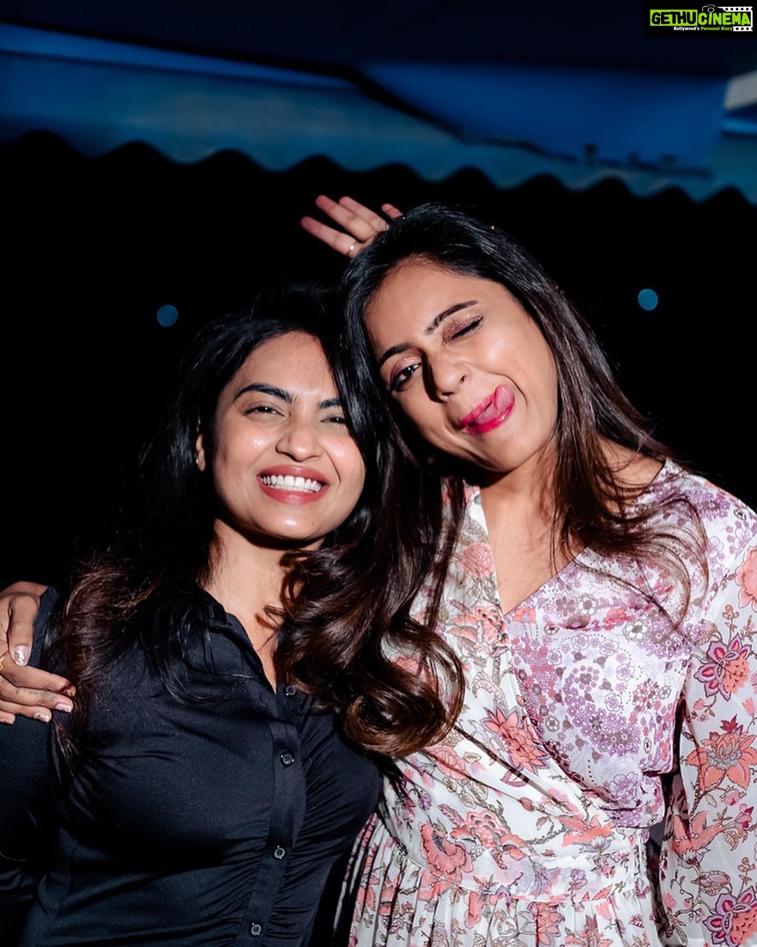 Vithika Sheru Instagram - Thankful, Grateful And Blessed To Have All Of You In My Life❤️ @itsvarunsandesh @mr.noelsean @krithikasheru @priya.0206 @nihita.raju @sudhir0593 @krishna_422 @bhargavikunam @alekhyaharika_ @nikhilvijayendrasimha @ashmita_9 @jannu.sudhir @gokul_menon.official @dr.sindhureddy @amrithagaddam @dr_apuroopa_gaddam @vivek.sriraj @khaja.nature . . . . PC - @teamartviewworks Decor- @thewishtree_surprisingpeople Food - @krishnapatnam_kitchen Cake - @cakesnhugs Durgam Cheruvu Spl Bridge