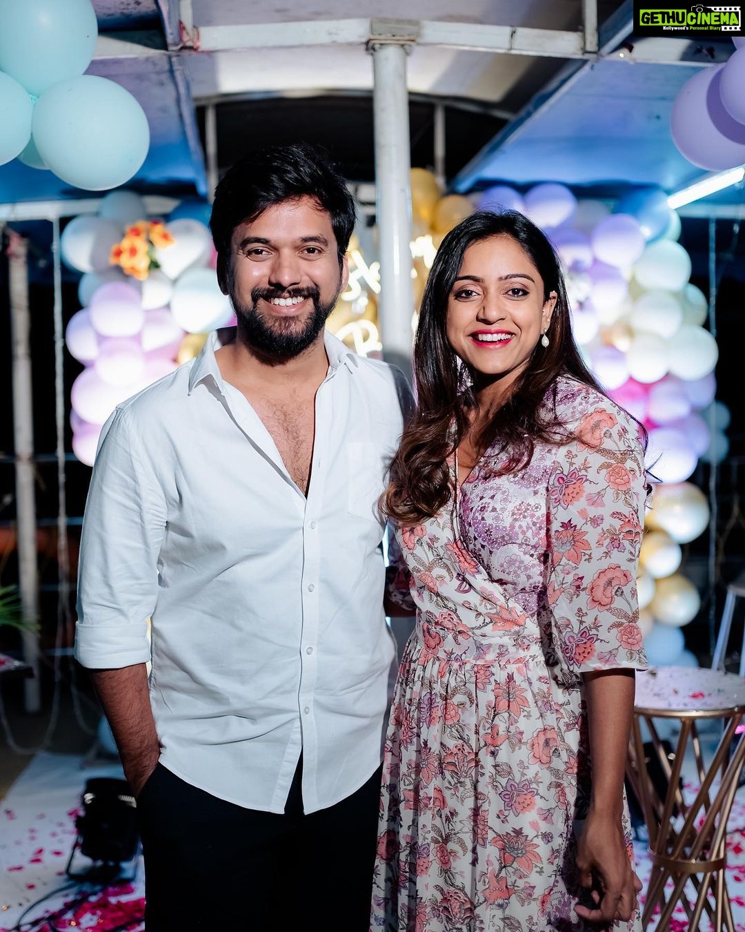Vithika Sheru Instagram - Thankful, Grateful And Blessed To Have All Of You In My Life❤️ @itsvarunsandesh @mr.noelsean @krithikasheru @priya.0206 @nihita.raju @sudhir0593 @krishna_422 @bhargavikunam @alekhyaharika_ @nikhilvijayendrasimha @ashmita_9 @jannu.sudhir @gokul_menon.official @dr.sindhureddy @amrithagaddam @dr_apuroopa_gaddam @vivek.sriraj @khaja.nature . . . . PC - @teamartviewworks Decor- @thewishtree_surprisingpeople Food - @krishnapatnam_kitchen Cake - @cakesnhugs Durgam Cheruvu Spl Bridge