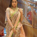 Vithika Sheru Instagram - When U Drape A Saree My Confidence Is In Next Level ❤️ Who Else Feels The Same Way ? M&H - @nicenailsbabyhyderabad Styled by @rishi_chowdary Saree @kalamandirroyale Blouse @r.for.rupamani Jewellery @shriyeras_jewels