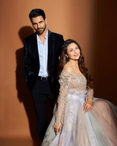 Vivek Dahiya Instagram - अगर आप के शहर में भी हो रही है बिजली की कटौती तो याद कीजिए हमें - क्योंकि हम हैं आपके अपने-⚡️Power Couple⚡️😁 #PinkvillaStyleIcons2023 #EnigmaticPowerCouple #PowerCouple