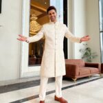 Vivek Dahiya Instagram - Baraation ka swaagat hum smile ke saath karenge! Outfit @rachitkhannaofficial Styled by @stylebysugandhasood