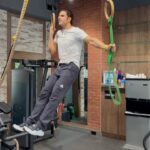 Vivek Dahiya Instagram - We make little progress everyday as long we stay consistent. Attempted the one arm chin up (assisted) 3 days ago when I couldn’t complete my 3rd rep. I weigh 82 kgs and didn’t feel I could even pull 1. Today everything felt better. The body balance, posture and pulling strength. We never know our inner strength unless we sincerely push our limits - My take away :) Super day to you guys!
