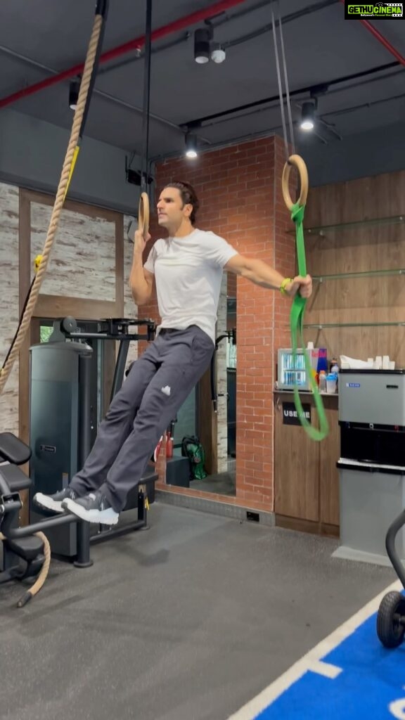Vivek Dahiya Instagram - We make little progress everyday as long we stay consistent. Attempted the one arm chin up (assisted) 3 days ago when I couldn’t complete my 3rd rep. I weigh 82 kgs and didn’t feel I could even pull 1. Today everything felt better. The body balance, posture and pulling strength. We never know our inner strength unless we sincerely push our limits - My take away :) Super day to you guys!