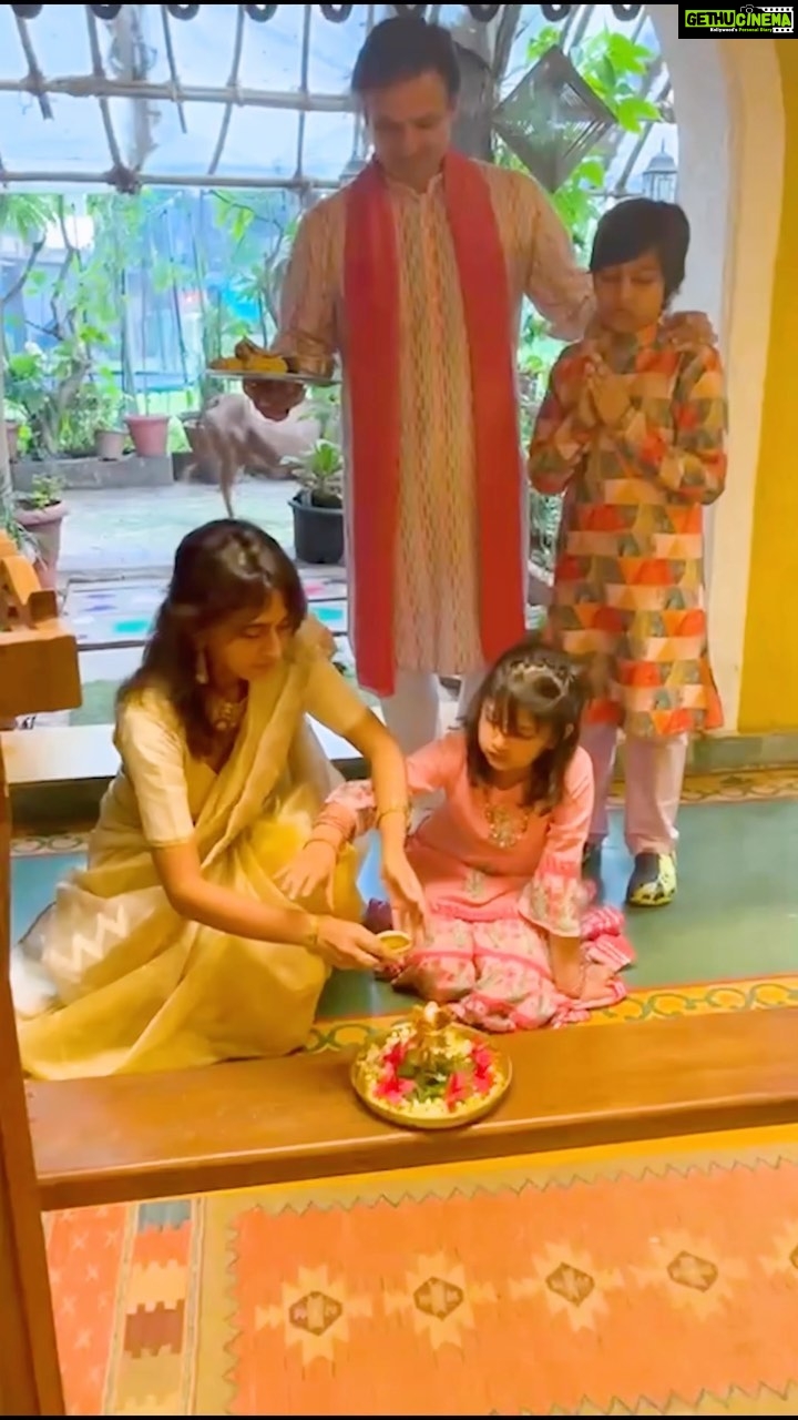 Vivek Oberoi Instagram - Itโs a wrap on Diwali 2022! Felt amazing to be surrounded by my family and even so wonderful when the young kids want to participate and are curious to know the meaning of everything ๐ #Diwali #reels #festival #love #family