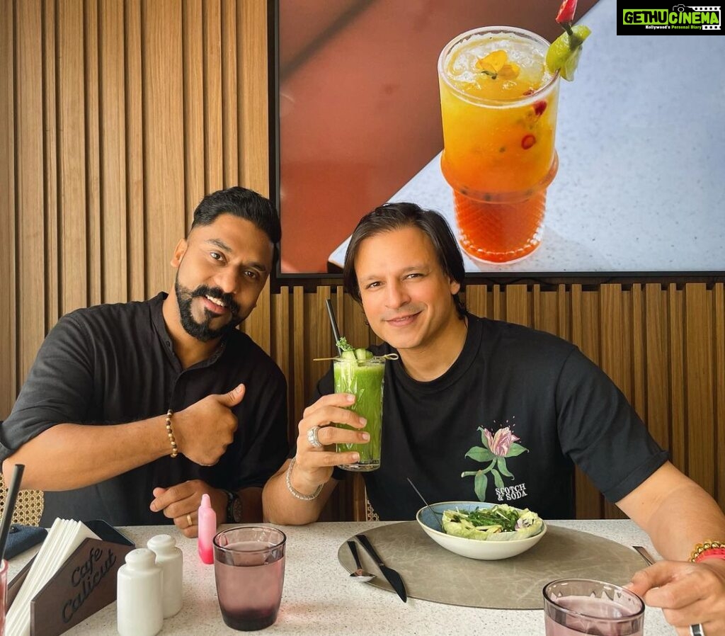 Vivek Oberoi Instagram - Healthy food cravings?= satisfied✅ @chefvibin always working his magic with his yummy meals🥗 #mondaymood #healthyfood #bollywood Calicut Paragon