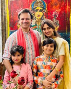 Vivek Oberoi Instagram - My love, light and prosperity, all in one frame✨

#diwali #family #home