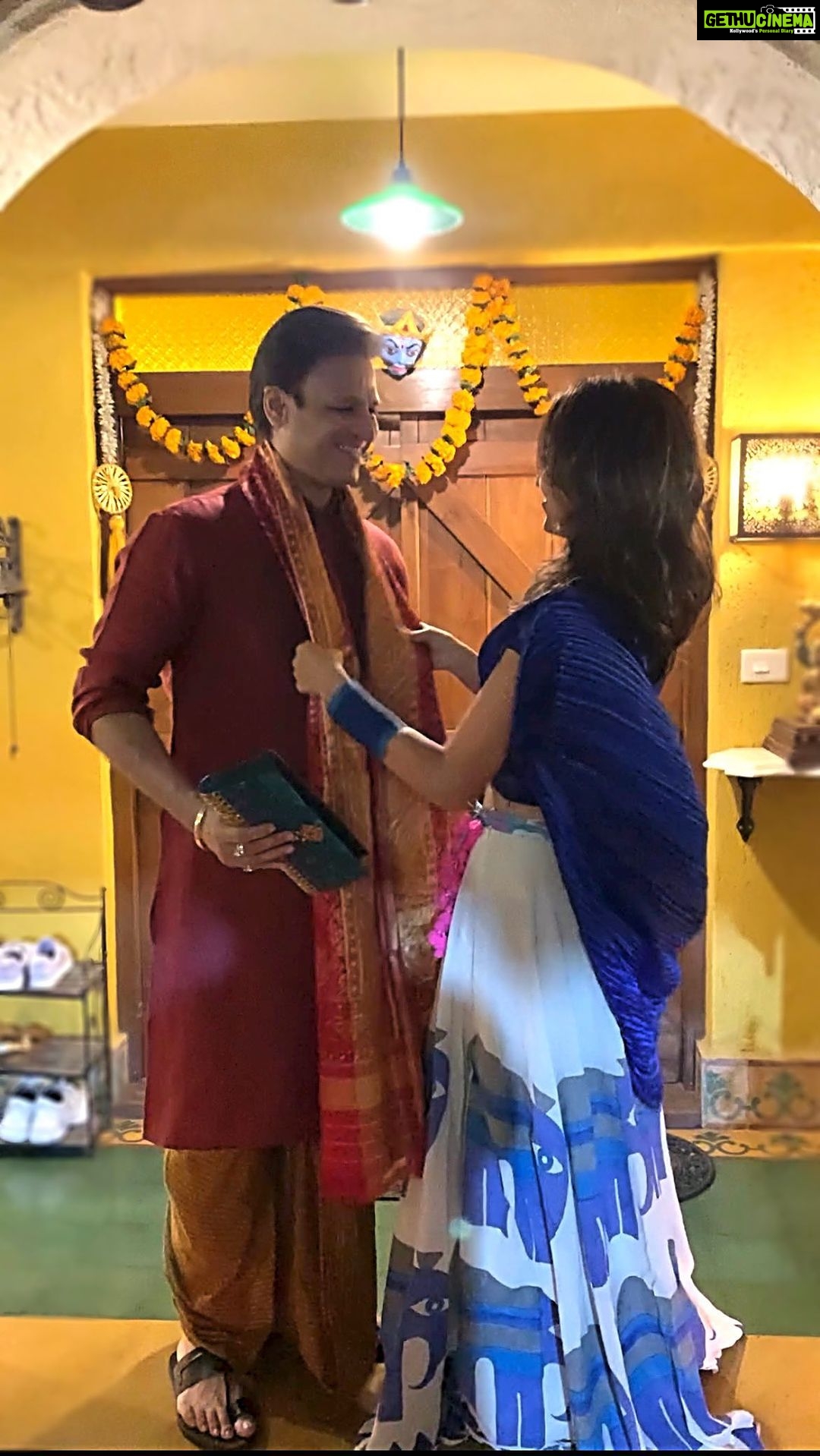 Vivek Oberoi Instagram - दिल से आप और आपके परिवार को दीपावली की शुभकामनाएं🤗 Just like our Lord Ram who brought light ✨by defeating the dark, may this festival bring you peace, light and warmth to move forward. From my family to yours, a #happydiwali 🪔🧡 #diwali #festival #diwalidecorations #family