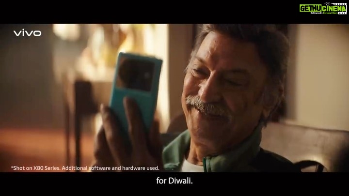 Vivek Oberoi Instagram - Lifting up the spirit of festivities this year, dad @oberoi_suresh you are making my heart smile in this heart-warming advertisement What a fabulous actor you are Dad! You brought a smile on my face & tears in my eyes. Aap ki aankhen dil chhoo leti hain, you embody the spirit of Diwali. You’re my inspiration as an actor & as a father! Love you & proud of you! #ProudSon #DiwaliSeason #Vivo