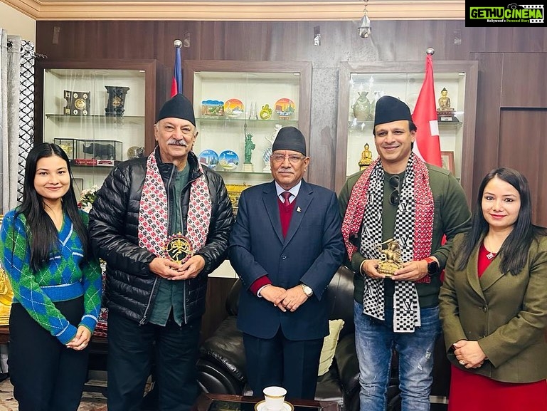 Vivek Oberoi Instagram - Kindness makes people beautiful ❤️ Had the honour of meeting the ever so warm; former Prime Minister of Nepal, Shri Pushpa Kamal Dahal who’s popularly known as Prachanda 🙏🏻 Thank you sir for having us and giving us so much respect, warmth and love 🙏🏻 #nepal #pushpakamaldahal #prachanda #potd #nepaldiaries #sureshoberoi