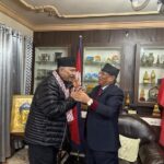 Vivek Oberoi Instagram - Kindness makes people beautiful ❤️ Had the honour of meeting the ever so warm; former Prime Minister of Nepal, Shri Pushpa Kamal Dahal who’s popularly known as Prachanda 🙏🏻 Thank you sir for having us and giving us so much respect, warmth and love 🙏🏻 #nepal #pushpakamaldahal #prachanda #potd #nepaldiaries #sureshoberoi