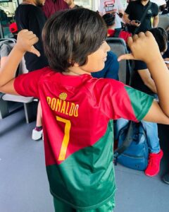 Vivek Oberoi Instagram - Definitely a match worth witnessing, had the entire stadium on their tiptoes till the final goal⚽️

@thekfa changed the whole game around with their play against @portugal this @fifaworldcup 

Which team were you supporting? #SouthKorea 🇰🇷 vs #Portugal 🇵🇹

#fifaworldcup #qatar2022 #fifa
