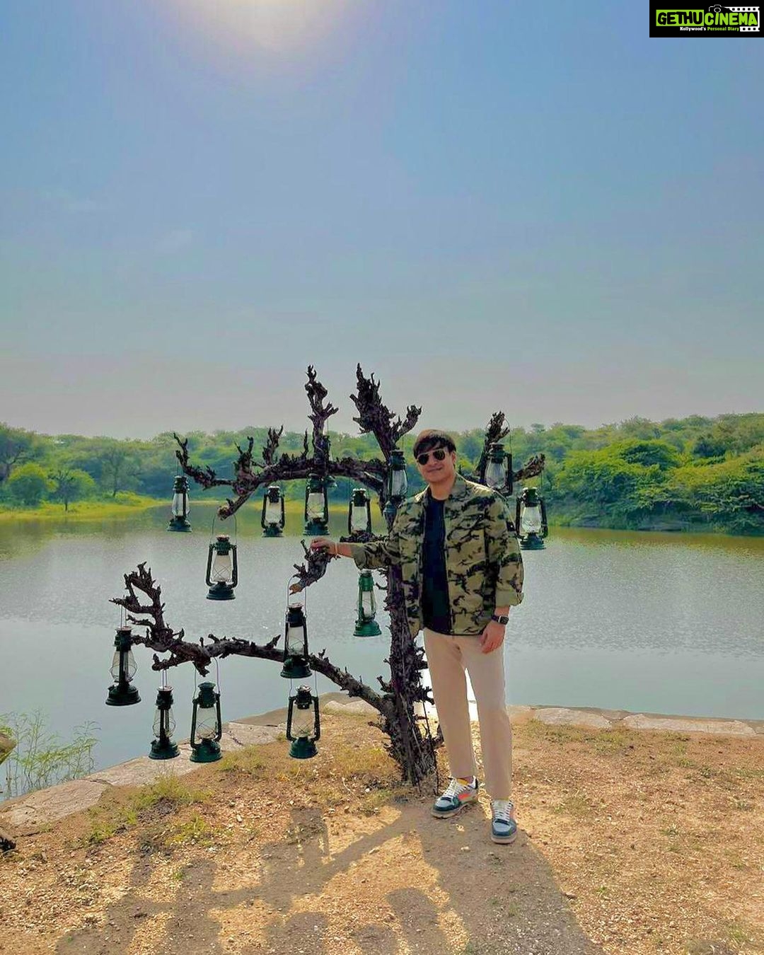 Vivek Oberoi Instagram - खम्मा घन्नी राजस्थान 🙏🏻 Had a wonderful time staying at one of my dear friend’s boutique hotel @brijlakshmansagar in the interiors of the breathtaking and rustic beauty of #Rajasthan #travel #travelgram #travelphotography