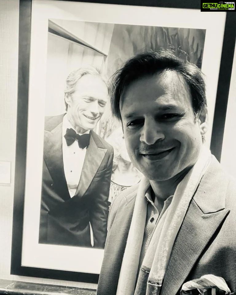 Vivek Oberoi Instagram - Got a chance to click a selfie with the Magnum Force, #ClintEastwood 😎 It’d be a perfect world where I could click this with him in person! My man crush every day 😍 #ClintEastwood #throwback #throwbackthursday #NYC
