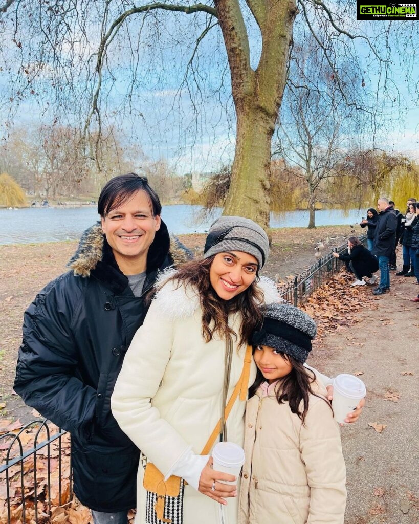 Vivek Oberoi Instagram - Summer might be warm and breezy but there’s nothing I miss more than winter walks and freezing hugs with my two favorite girls ❄️🤍 #family #autumn #winter #celebrity London, UK
