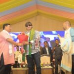 Vivek Oberoi Instagram – I was honoured to receive an invitation as a guest speaker at Bodoland International Knowledge Festival at Kokrajhar in Assam. The youth in Bodoland could contribute immensely to India’s success story in this new golden age. Through knowledge, we hope to empower the youth & create a startup ecosystem and an infrastructure to showcase their talent. 

The festival also featured such distinguished dignitaries such as Shri Promod Boro, Honorable Chief Executive Member of Bodoland Territorial Council, Prof. Mohammad Yunus whom I have always admired for his innovative work on Grameen Bank and Women Empowerment. Wang Chuk, Sonu Sood, and P.T. Usha were also among the other guests who graced the occasion.

@pramodboroofficial @professormuhammadyunus @wangchuksworld

#traveldiaries #honoured #India