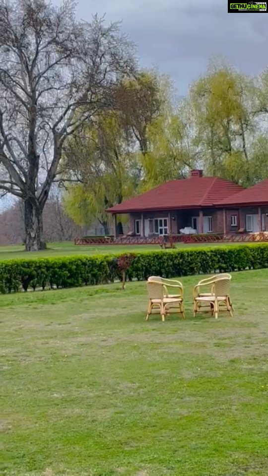 Vivek Oberoi Instagram - On a misty morning, this is what I woke upto, the view from my room. One of the most beautiful cities in india, jise log jannat kaha karte hain, Kashmir! #Kashmir #reelsinstagram #reelsindia