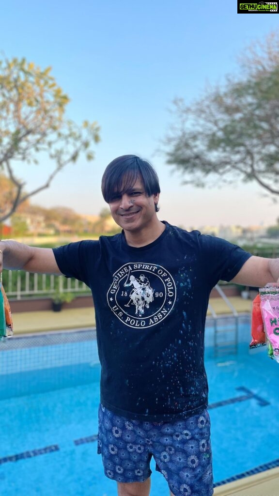 Vivek Oberoi Instagram - The #Holi war of 3vs1 💥 Lost this one now but only for now 😉, a very #happyholi to everyone and your loved ones! #family #holifestival