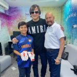 Vivek Oberoi Instagram – Surprised my son by taking him to meet the 1983 cricket star @syedkirmaniofficial at IPL 2023’s pre-match conversation. 
Turns out our pre-match predictions were right, at the end of it the heart always win🏆💛 #CSK 

#ipl #ipl2023 #dhoni