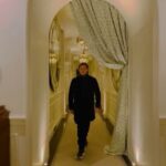 Vivek Oberoi Instagram - देसी इन विदेस । Nothing is more comforting than our roots, there are countless luxuries in the world but some things just don’t change 😉 sach sach batana kya aap bhi aisa hi karte hai ? #travel #reels #birmingham #hotels