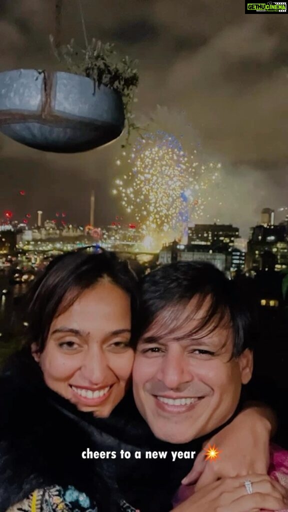 Vivek Oberoi Instagram - Lost in the city of stars amongst a 100,000 people and my eyes are only on my constellation of 3💫🎆 #newyear #nye #reels #london #fireworks