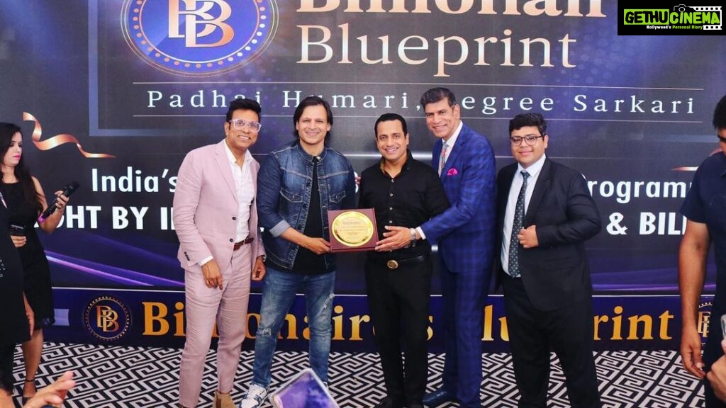 Vivek Oberoi Instagram - What a night at the @badabusinessoff_ Billionaire’s footprint Something exciting is coming in the entrepreneurial ecosystem and my brother @vivek_bindra is all here to surprise us with it👏 Thank you to the entire team for having me and felicitating me at this extremely insightful and successful launch of the #billionairesblueprint #badabusiness #entrepreneur #celebrity