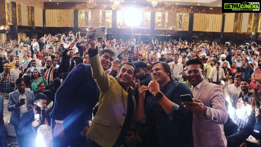 Vivek Oberoi Instagram - What a night at the @badabusinessoff_ Billionaire’s footprint Something exciting is coming in the entrepreneurial ecosystem and my brother @vivek_bindra is all here to surprise us with it👏 Thank you to the entire team for having me and felicitating me at this extremely insightful and successful launch of the #billionairesblueprint #badabusiness #entrepreneur #celebrity