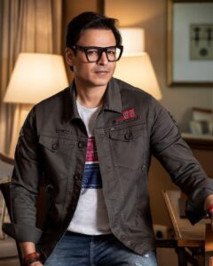 Vivek Oberoi Instagram - The #nye countdown begins but I don’t have a resolution yet🫣 If you guys have your resolutions ready let me know them in the comments below 👇 

Might steal a resolution or two🤫

Credits :
Photography :Pinkie Makhijani @pinkiemakhijani 

Make up : Nitin Shitole  @nitinshitole77 

Hair :Vicky @marathe.vikrant 

Styling : Krishna Singha Roy @krish_singharoy 

Clothes:Nostrum @thenostrumstore 

 #potd #newyearsresolution #wednesday #wednesdayvibes