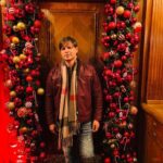 Vivek Oberoi Instagram - Sparkle and shine.. its Christmas time 💫🎄 Wishing everyone lots of joy, love and merry this christmas ❤️💫 #merrychristmas #christmas2022 #christmas #christmastime