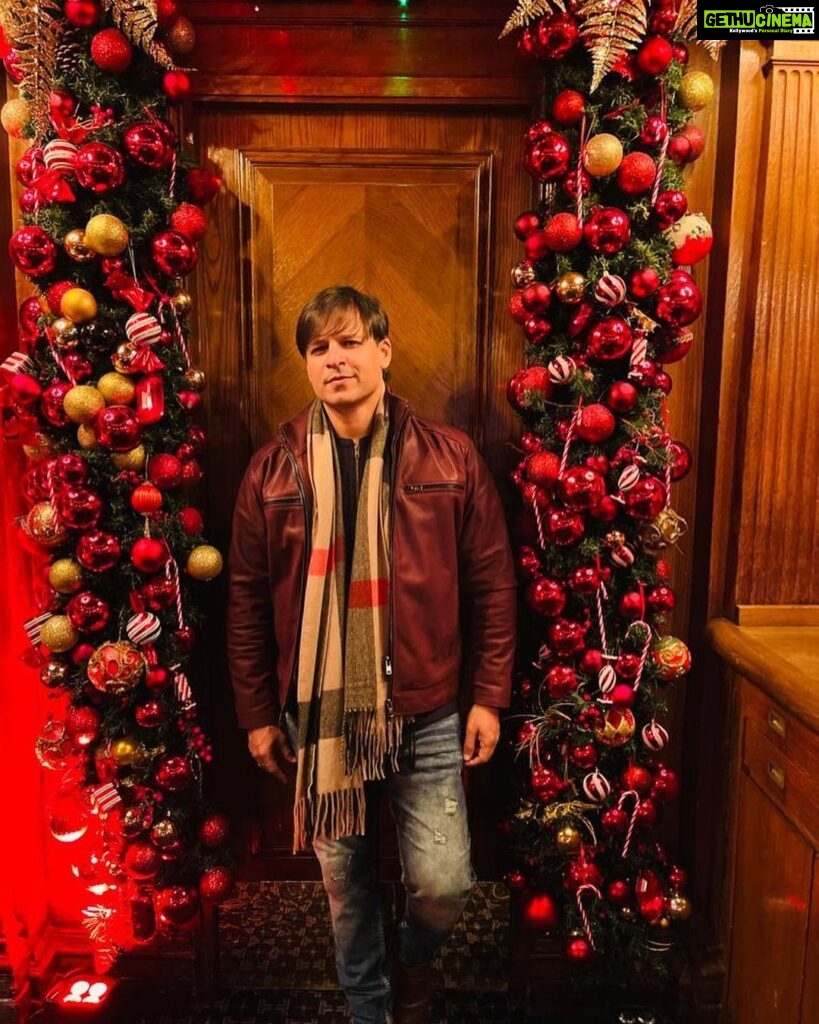 Vivek Oberoi Instagram - Sparkle and shine.. its Christmas time 💫🎄 Wishing everyone lots of joy, love and merry this christmas ❤️💫 #merrychristmas #christmas2022 #christmas #christmastime