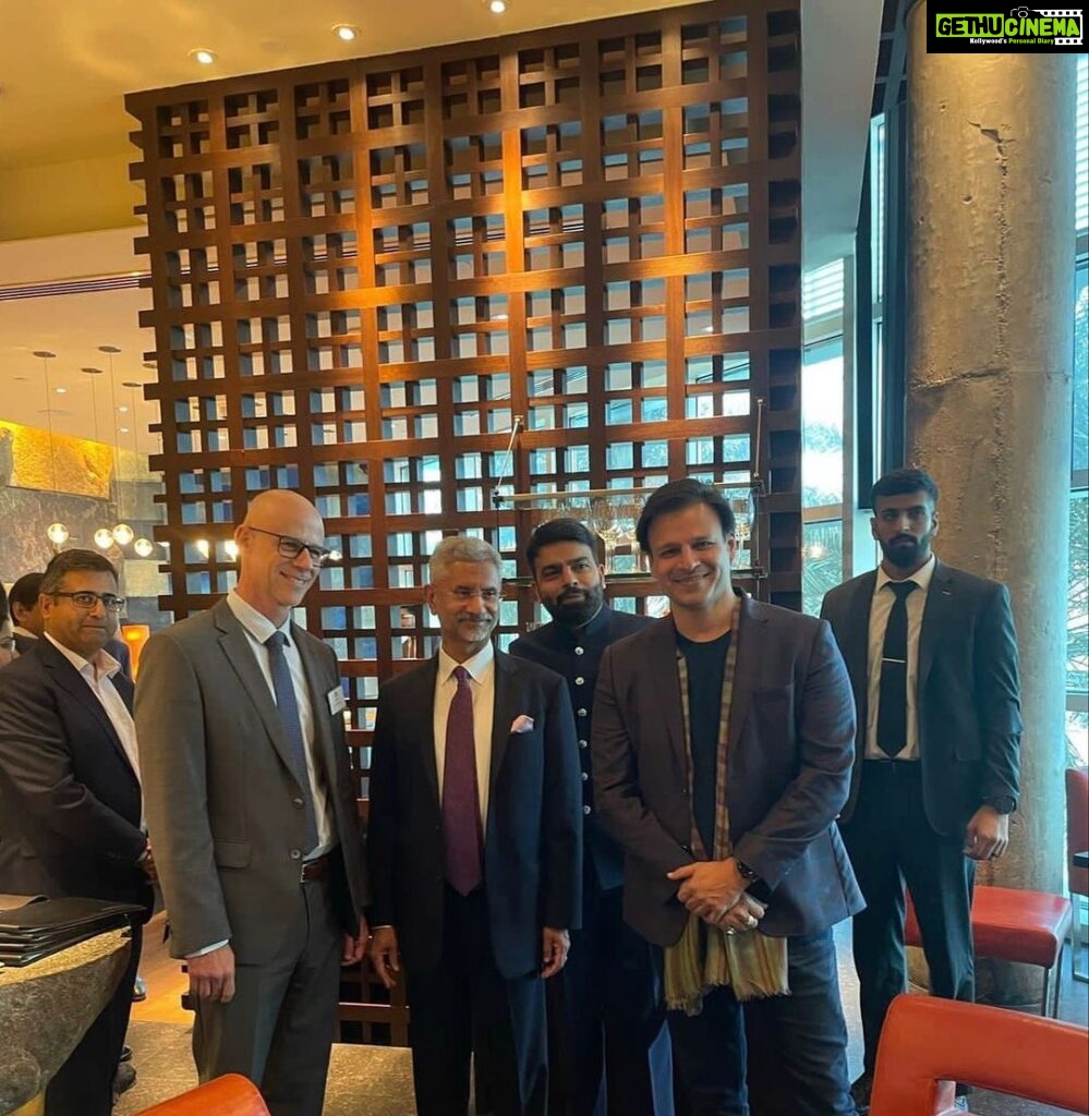 Vivek Oberoi Instagram - Honoured to have been at the #igfuae both as an audience and as a speaker on the panel for philanthropy; also met the ingenious @drs.jaishankar and had a chance to interact with him over the climate crisis and where our Nation stands at the Global Arena today @adglobalmarket #indianglobalforum @manojladwa #climatecrisis #uae #philanthropy #climatechange #socialimpact