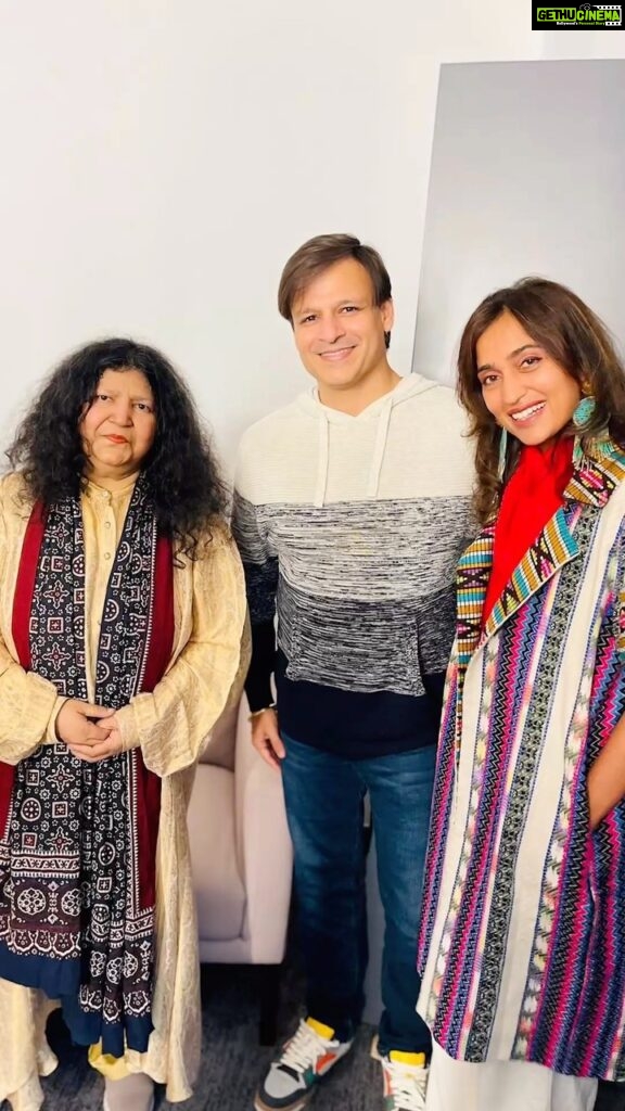 Vivek Oberoi Instagram - It was a magical evening curated by @blubloodme and @rehanhumfm as we got to hear the mesmerising @abidaparveenofficial; truly a living legend 💞 #AbidaParveen #Dubai #reels #reelsviral #musicalevening
