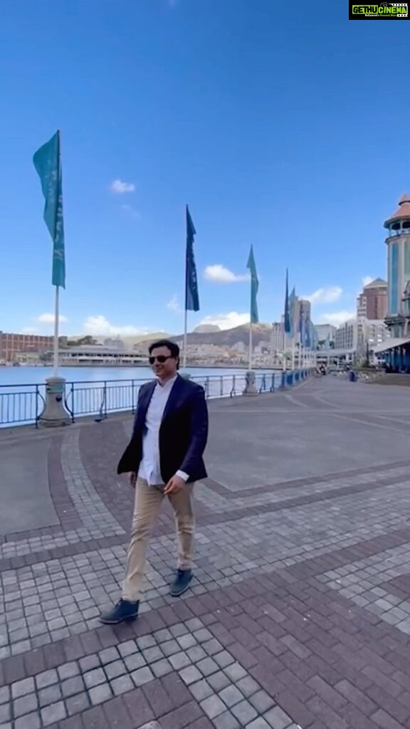 Vivek Oberoi Instagram - Always up for another travel adventure.. this was Mauritius, any guesses what’s next ? #Mauritius #reels #reelsinstagram #travelgram #travel