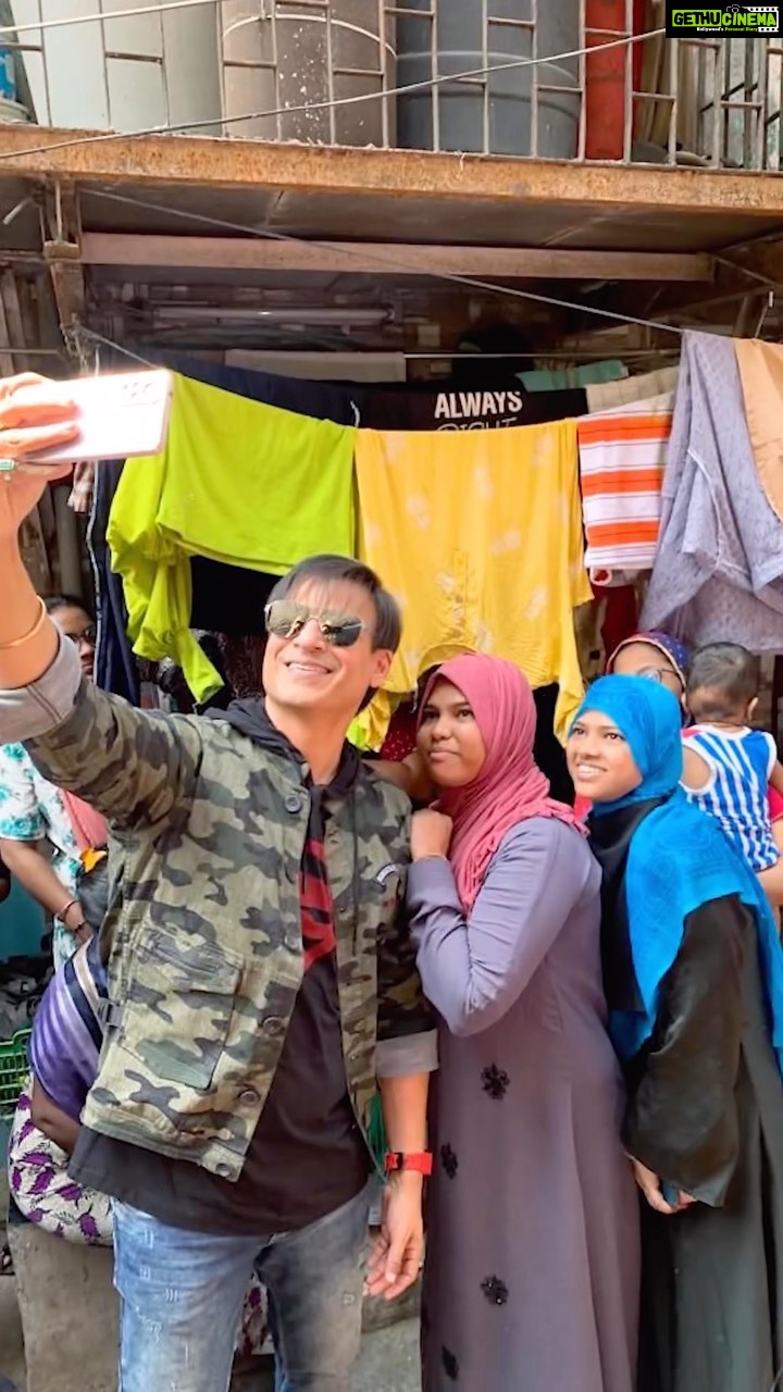Vivek Oberoi Instagram - Can never get over the immense flood of love from these #Dharavi gullies which radiate so much warmth and acceptance for our show and team💕 #DharaviBank #reels #reelsviral #reelsinstagram Dharavi,Mumbai